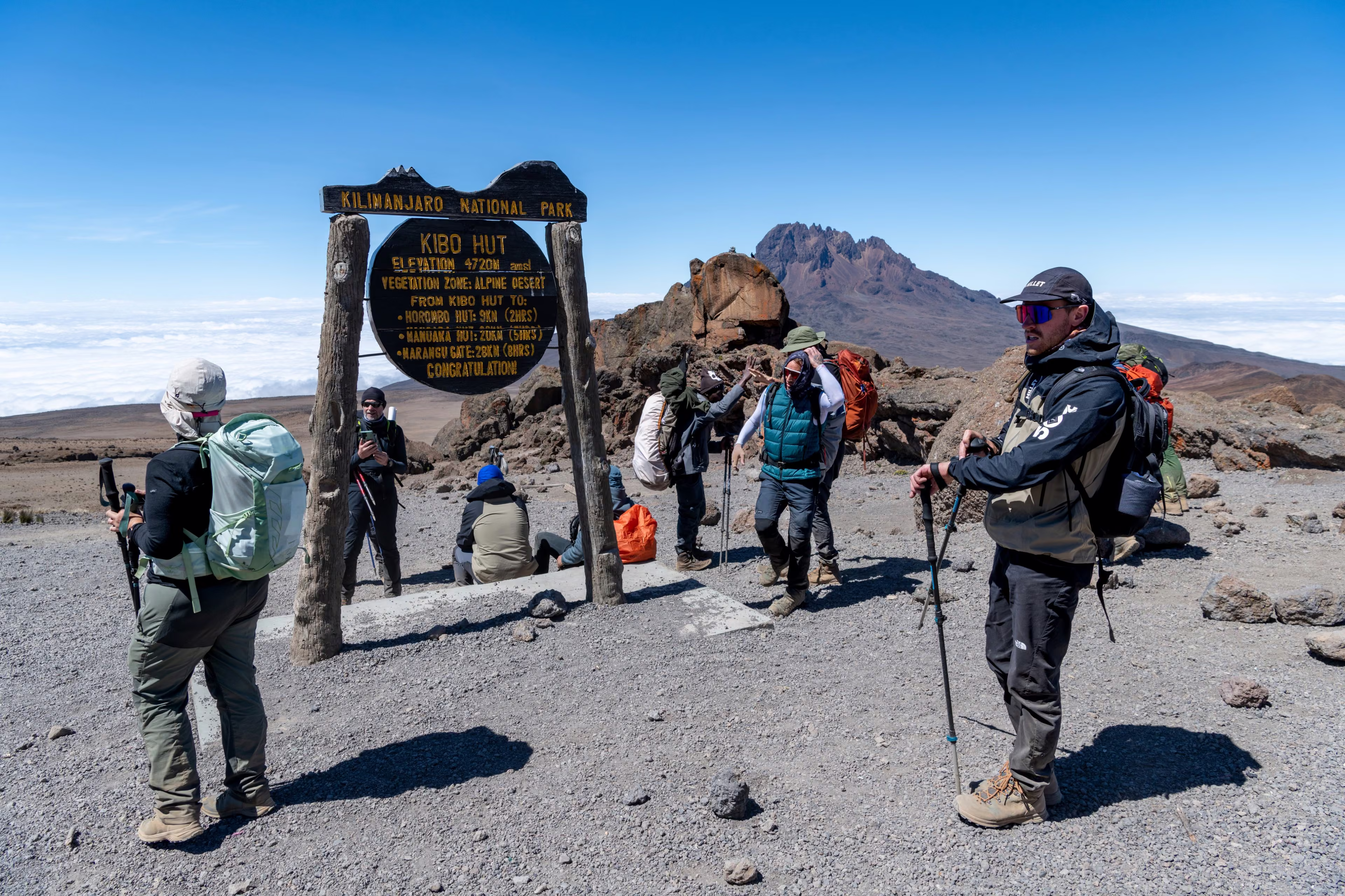 Le panneau de Kibo Hut, Mawenzi derrière