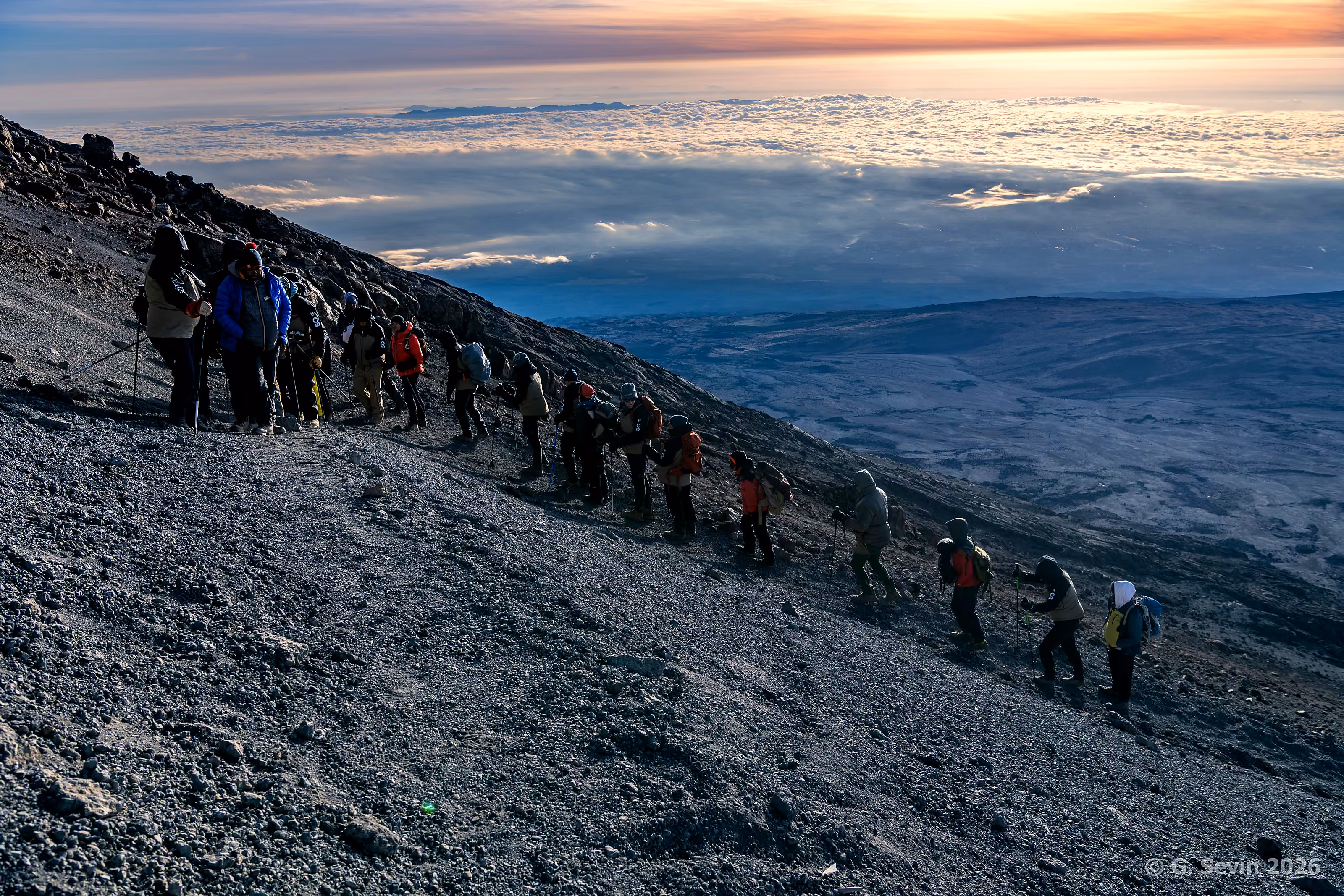 L’expédition sur l'arête, le soleil sur la mer de nuages
