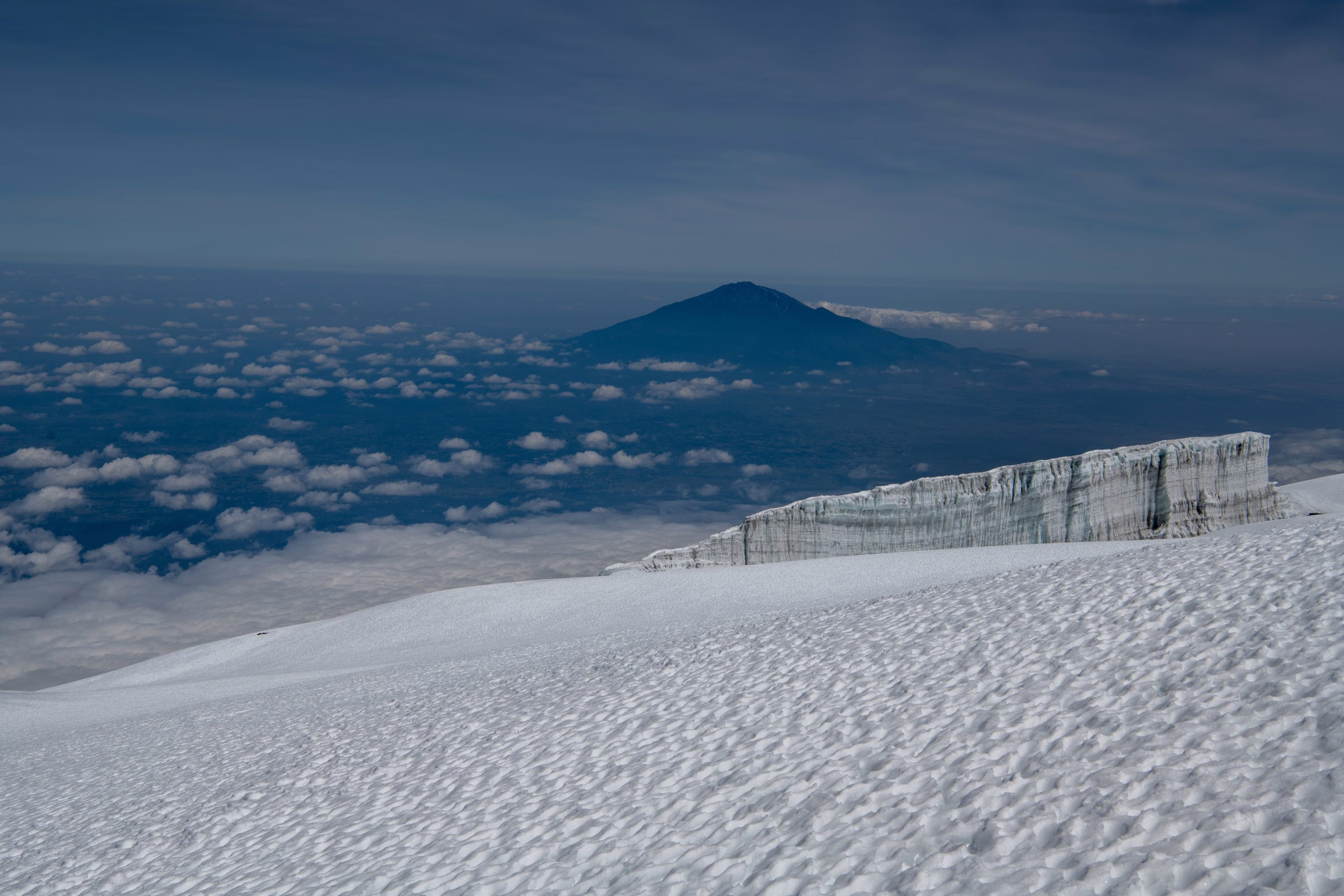 Mur de glace et sommet au-dessus des nuages