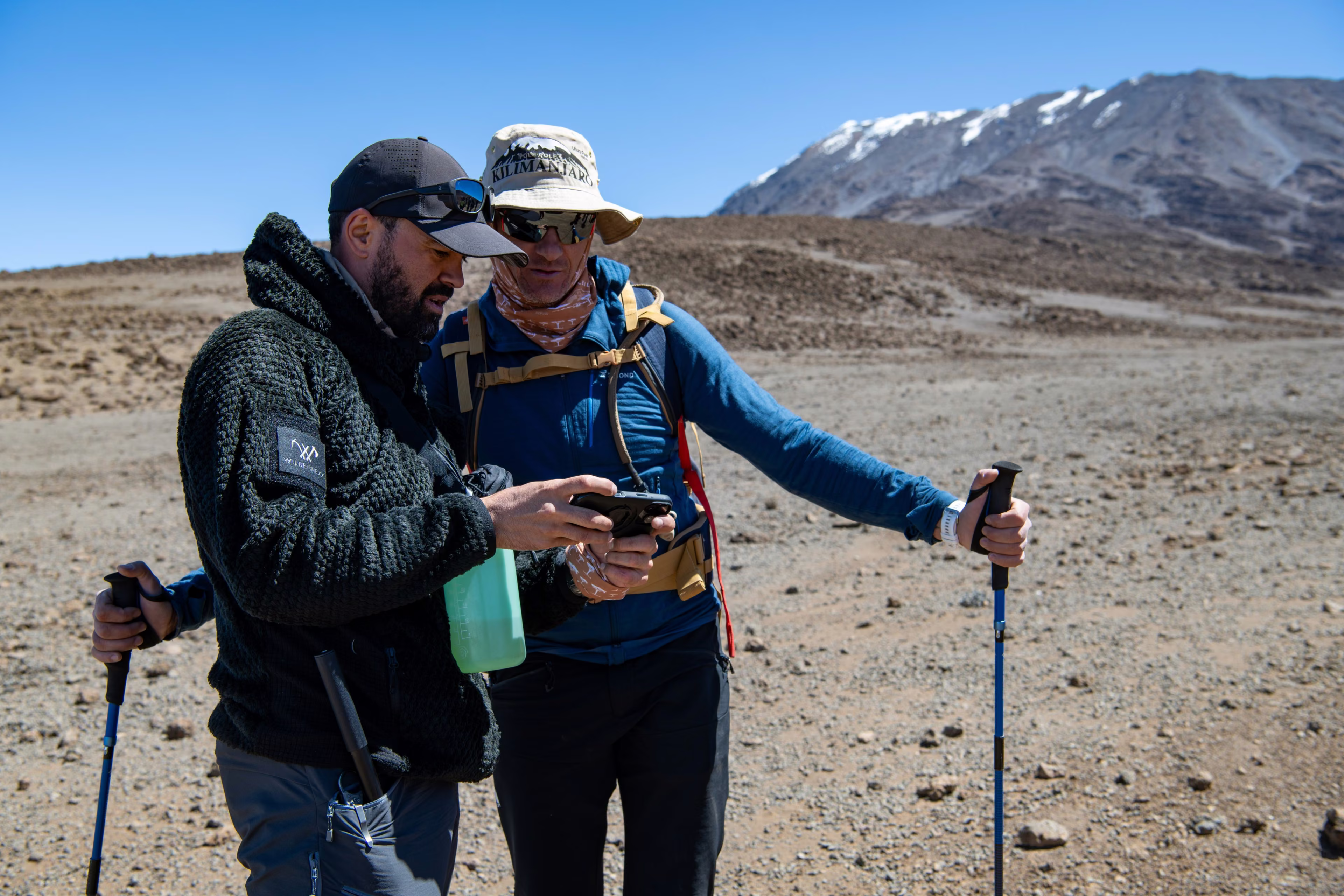 Le téléphone, le doigt vers la neige