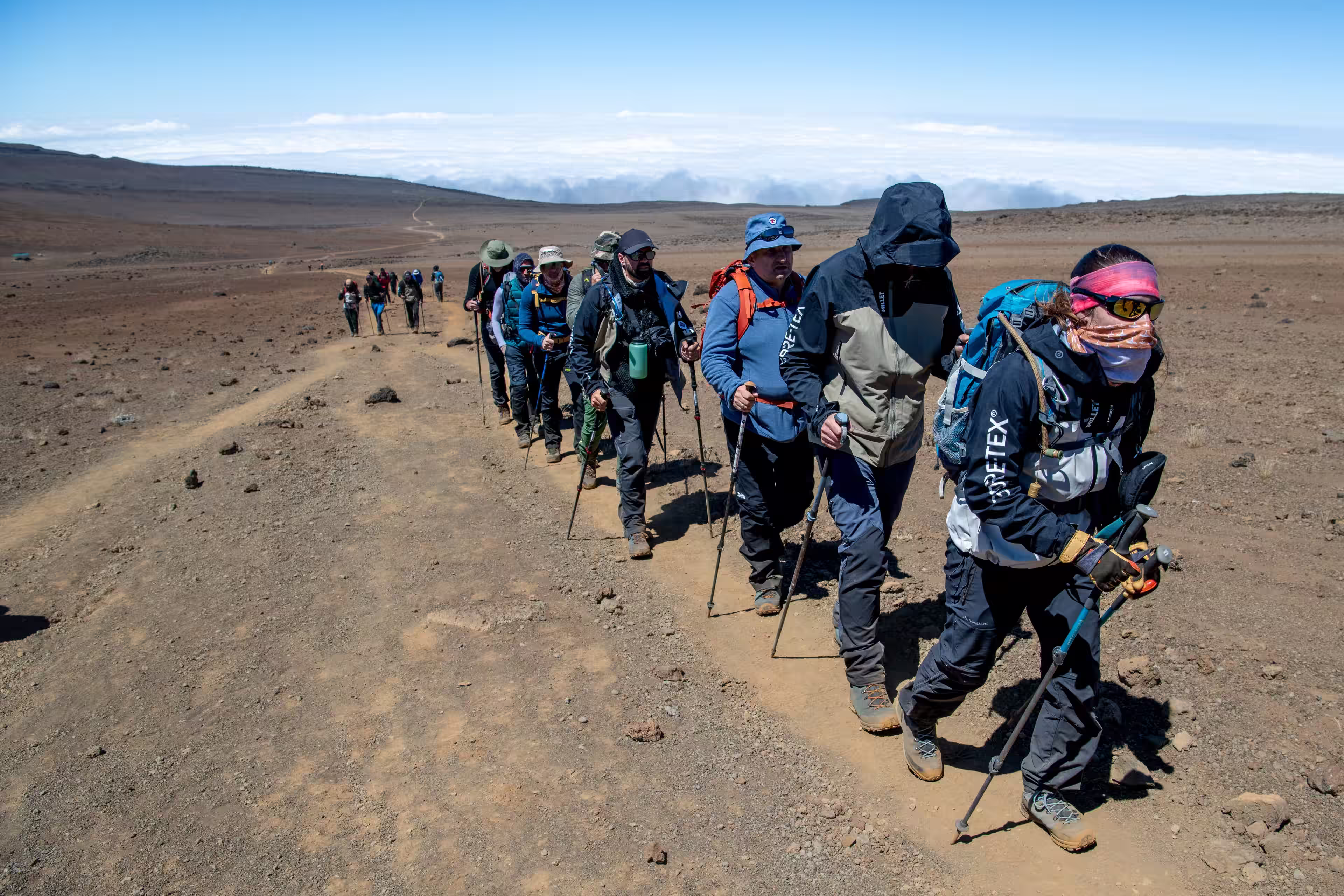 La file dans le désert, au-dessus des nuages