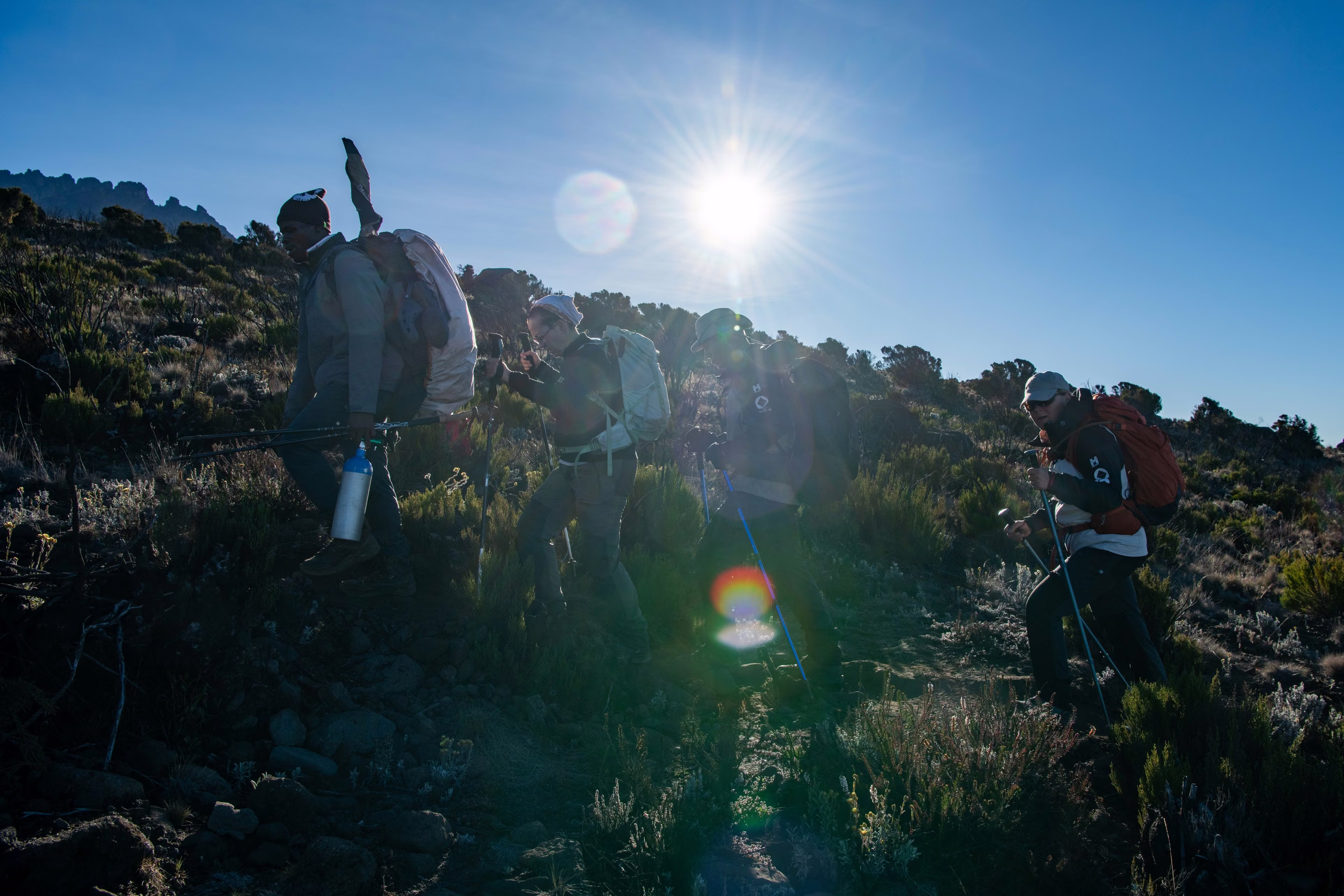 Le soleil dans le dos, la file qui monte