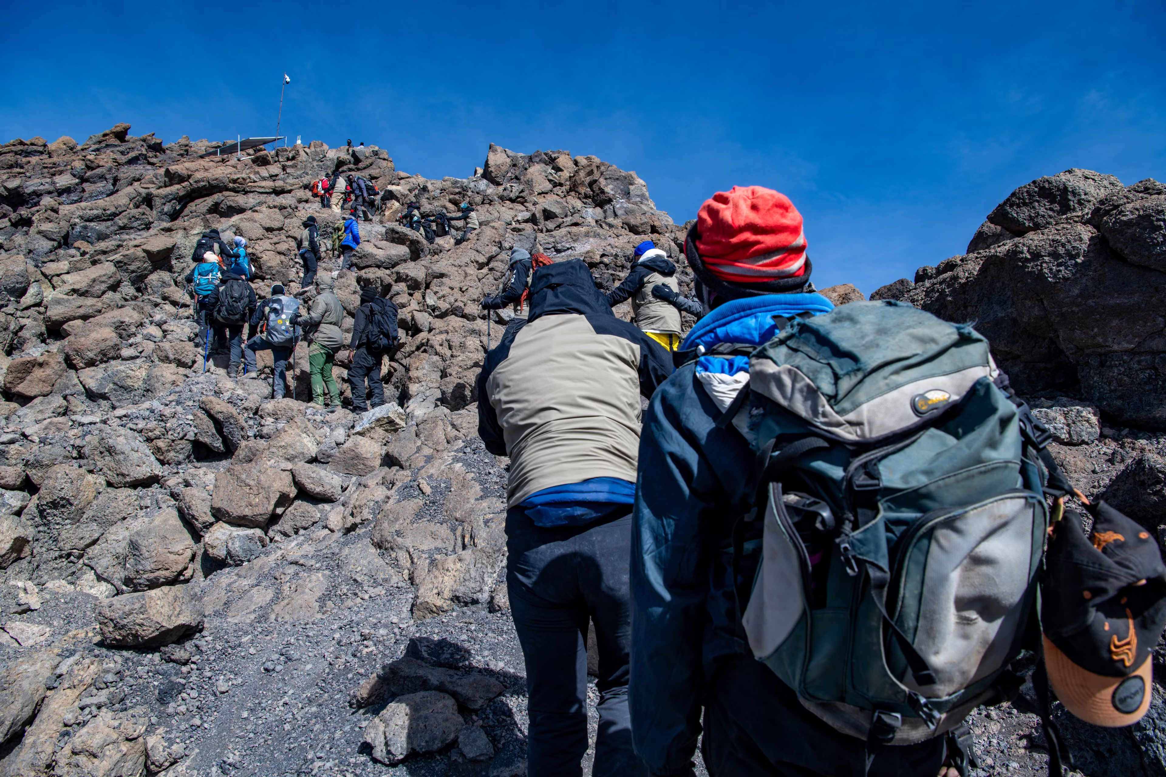 L'assaut des rochers, le drapeau au-dessus